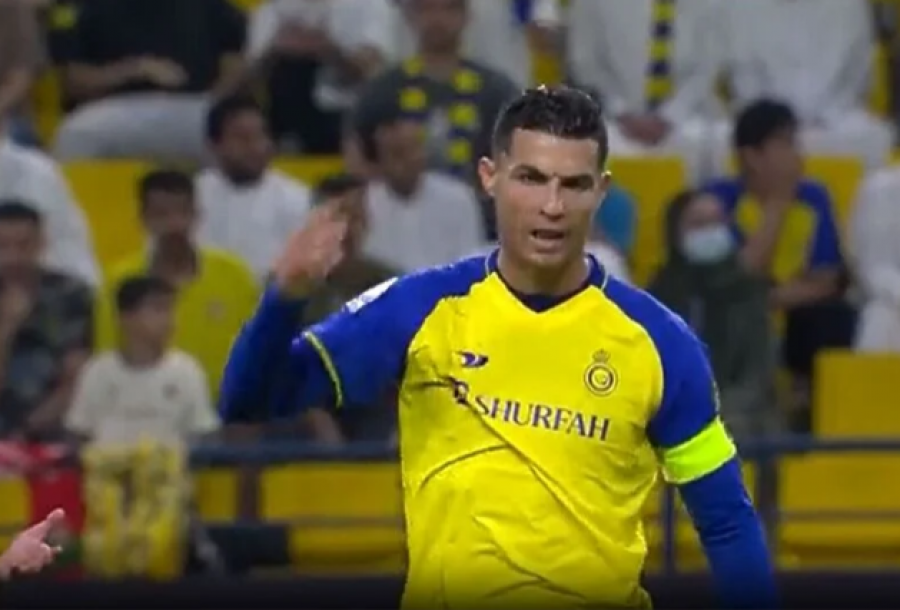VIDEO/ Ronaldo i tërbuar me vendimin e arbitrit, trajneri e zëvendësoi