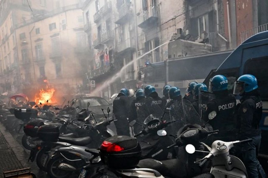 VIDEO/ Incidente të tmerrshme në Napoli, tifozët e Frankfurt djegin qytetin