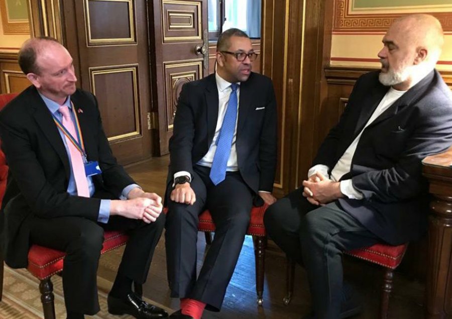 Mediat britanike ‘groposin’ Ramën, ambasadori do të 'groposë' opozitën