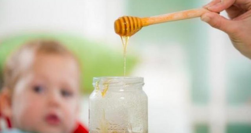 Pse s'duhet t'i jepni mjaltë foshnjave nën 1 vjeç