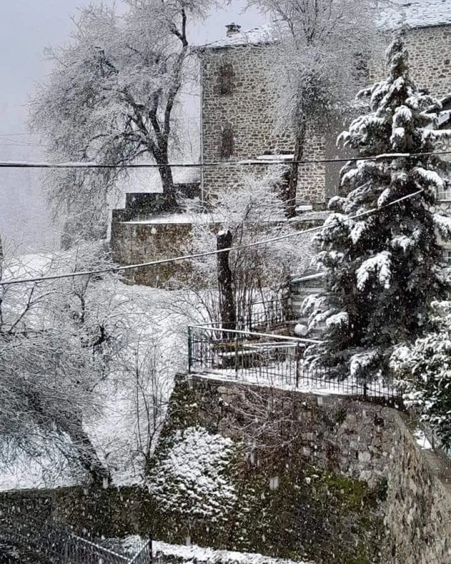 FOTO/ Shi dhe dëborë në të gjithë qarkun e Korçës