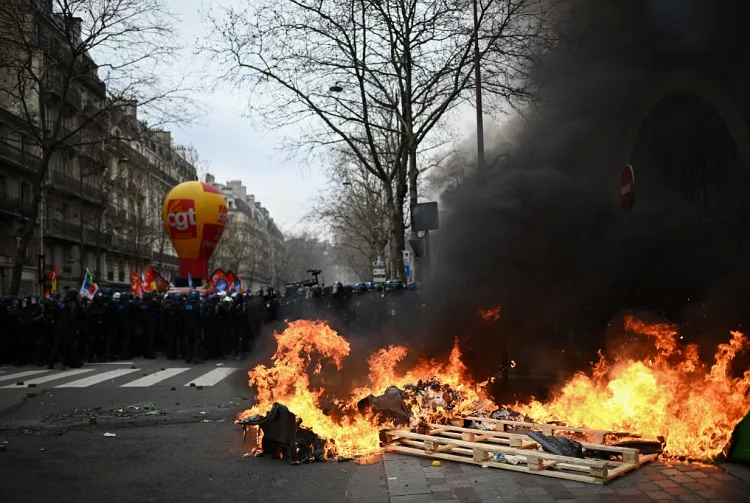 Qeveria e Francës në rrezik, ndërsa në qytete vazhdojnë demonstratat për pensionet