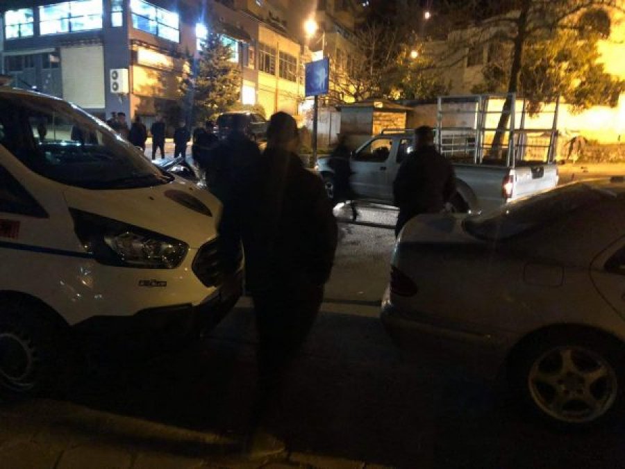 Aksident në Gramsh, ‘Audi’ përplas fuoristradën në hyrje të qytetit, plagosen shoferët