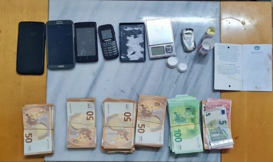 Futet në biznesin e njohur grek dhe vjedh mijëra euro dhe çeqe bankare, arrestohet 49-vjeçari shqiptar në Rodos