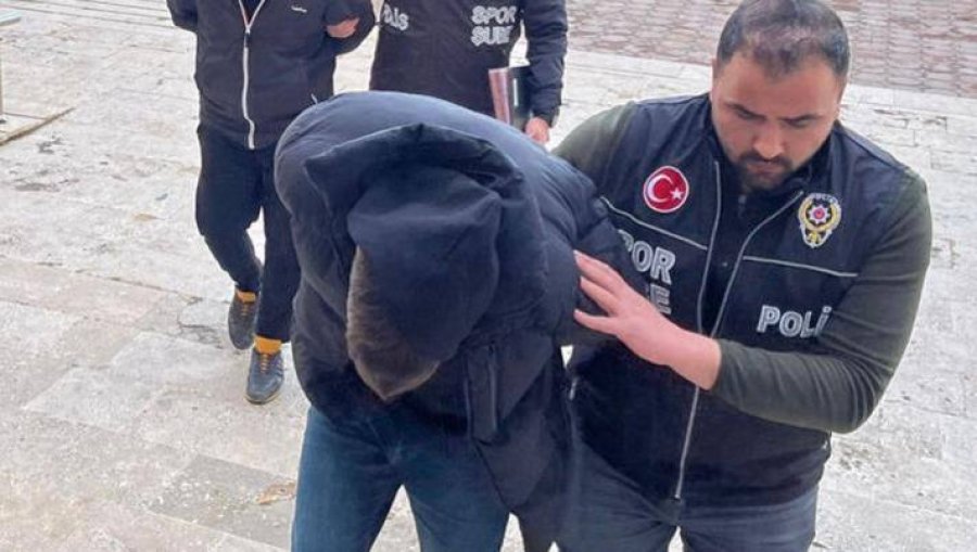 Arrestohet tifozi turk që sulmoi mesfushorin e Fiorentinës