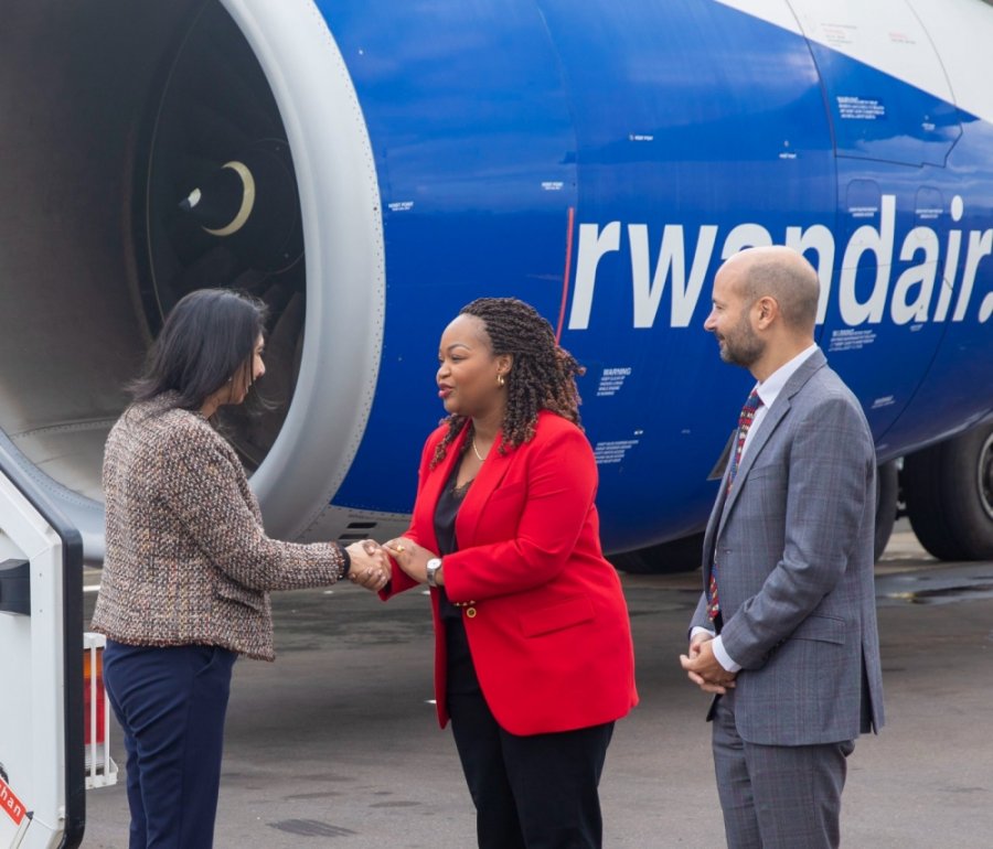 Ministrja britanike përgatit dëbimin e azilkërkuesve në Afrikë: Ruanda po ngre banesat, gati të strehojë mijëra