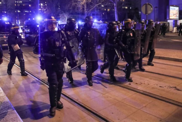 VIDEO/ Nata e tretë e trazirave në Francë, përplasje të dhunshme mes policisë dhe protestuesve