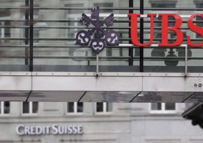 UBS pranon të blejë Credit Suisse për 2 miliardë dollarë