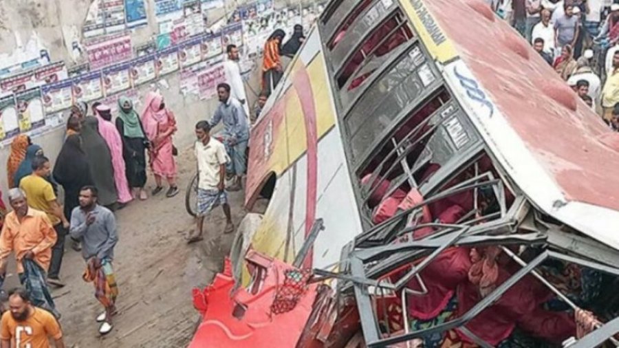 Aksident trafiku në Bangladesh, autobusi me pasagjer përplaset në rrethojën mbrojtëse – humbin jetën 19 persona