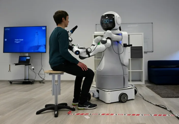 VIDEO/ Në mungesë të infermierëve, Gjermania vë robotë për kujdesin ndaj të moshuarve