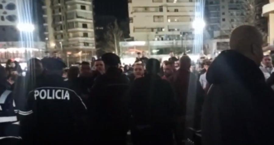 VIDEO/ Tensione në Vlorë, tifozët rrethojnë stadiumin pas humbjes ndaj Dinamos