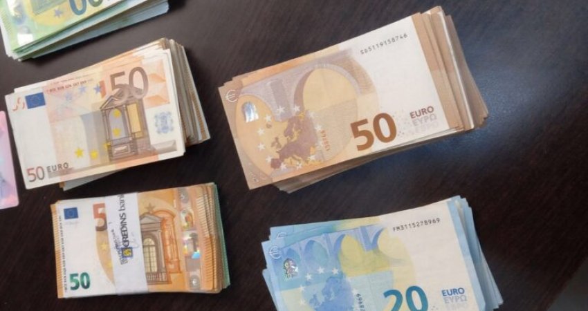 Dogana kap rreth 30 mijë euro të padeklaruara në Vërmicë