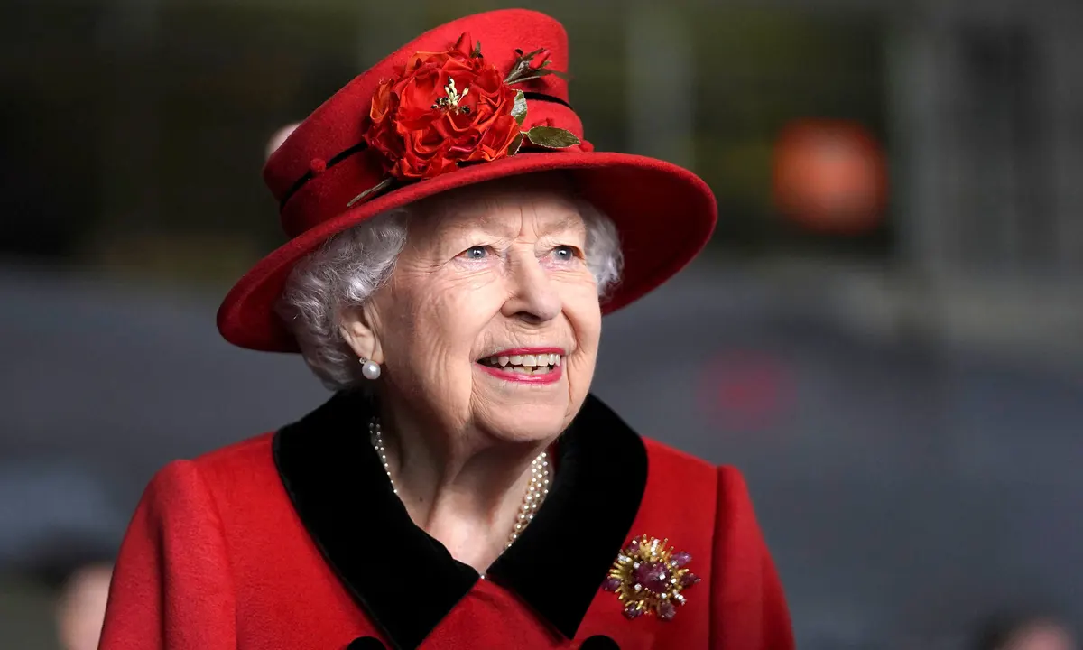 Del video e rrallë tregon e Mbretëreshës së ndjerë Elizabeth duke vendosur buzëkuq