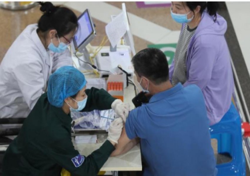 Kina miraton vaksinën e saj të parë mARN kundër Covid-19