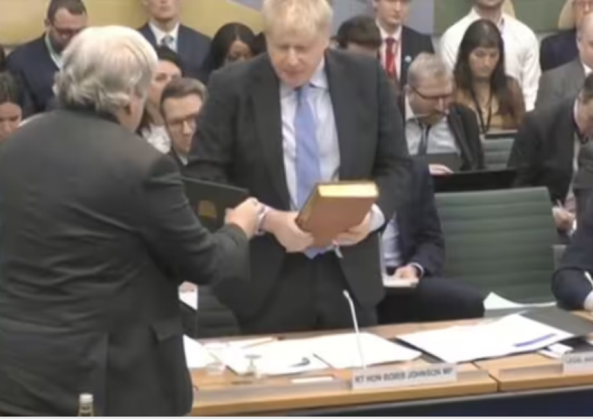 Skandali Partygate/ Boris Johnson betohet me dorën mbi Bibël para Komisionit të Privilegjeve: Do them vetëm të vërtetën