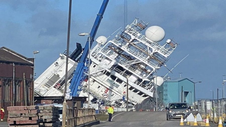 Erërat e forta përmbysin anijen 75-metërshe në portin e Edinburgut, lëndohen disa persona