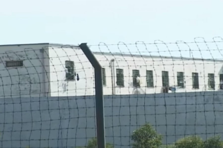 Ekspertët: Administrata po përfiton nga pronat e paregjistruara, rasti i burgut të Shënkollit