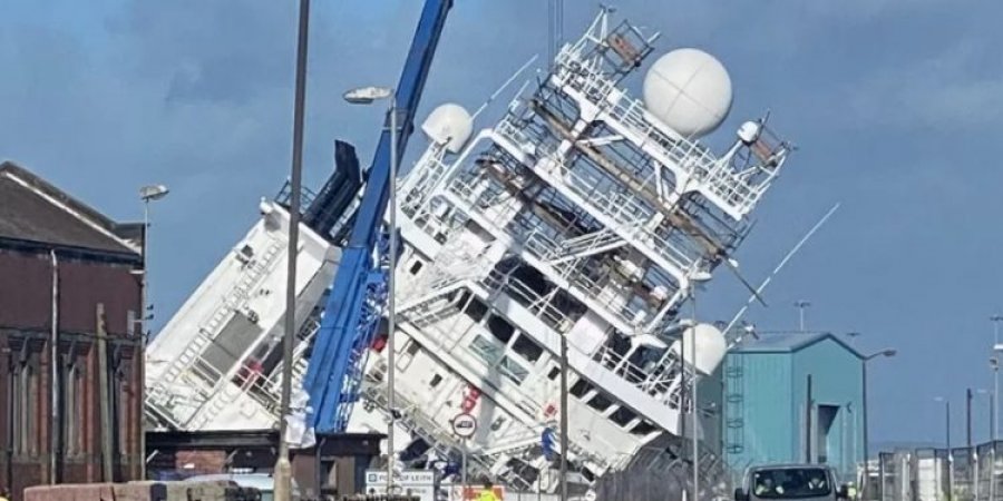 Përmbyset një anije në një kantier detar në Edinburg, raportohen 33 të lënduar