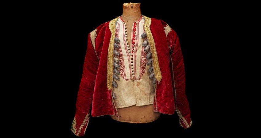 Del në ankand kostumi tradicional shqiptar i mikut të Lordit Bajron, 200 vite i vjetër