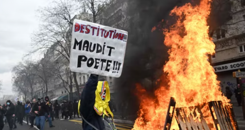 Protestat e dhunshme po vazhdojnë në Francë, Macron nuk heq dorë nga reformat