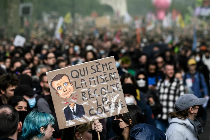 Parisi nën flakë dhe gaz lotsjellës/ Mijëra persona dalin në shesh kundër skemës së pensioneve