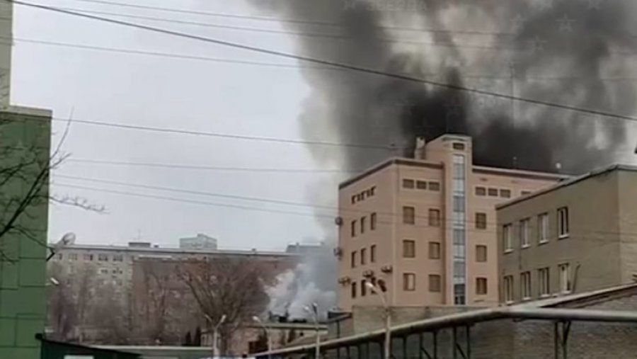Zjarr në territorin e një fabrike ruse që prodhon pajisje për ushtrinë e Putinit