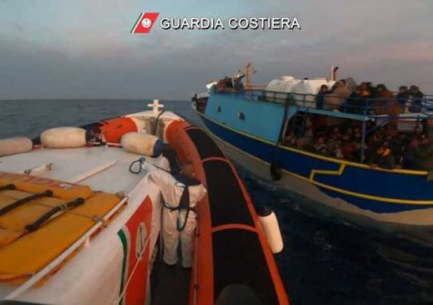 Roja Bregdetare italiane shpëton 450 emigrantë 100 milje nga Sirakuza
