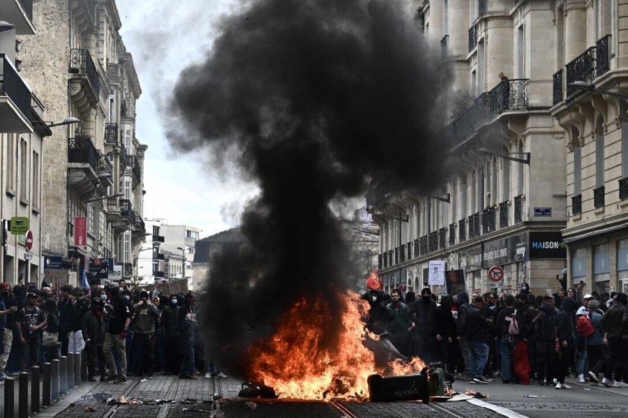 Francë, protestat e sindikalistëve vazhdojnë: Shtyhet vizita e mbretit Charles III