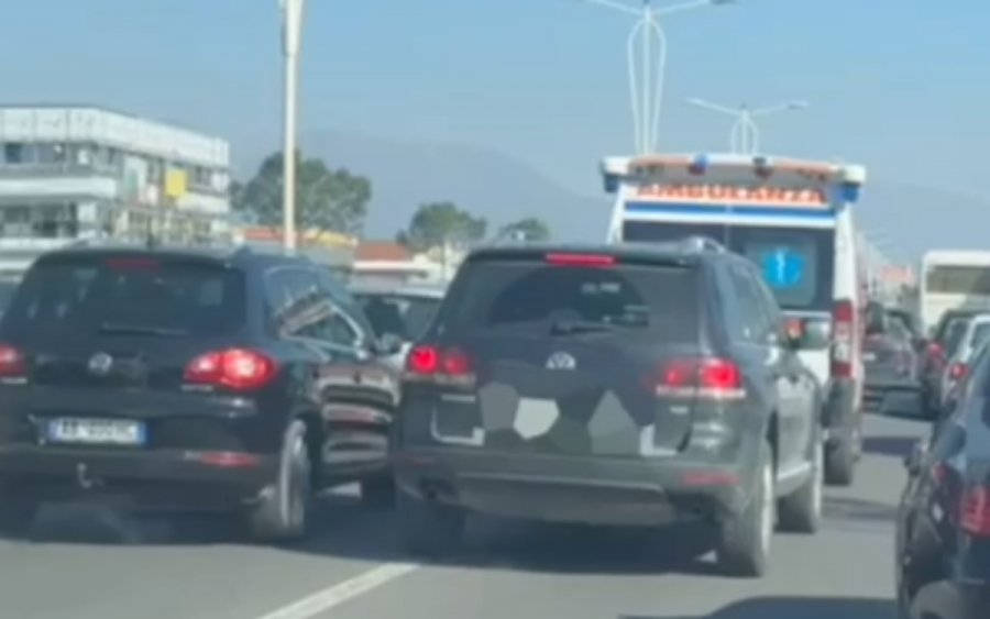 Ndiqte ambulancën për t’i shpëtuar trafikut, gjobitet dhe i hiqet patenta shoferit në aksin Durrës-Tiranë