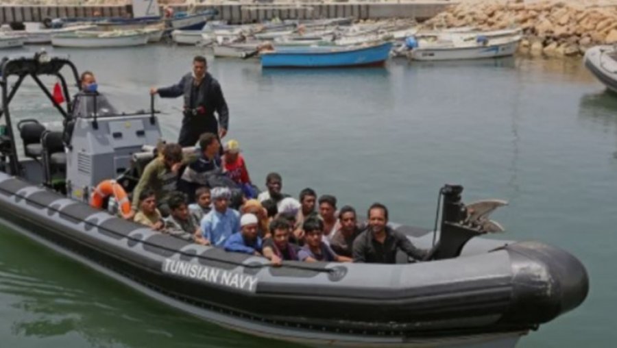 Dhjetëra të zhdukur në mbytjen e fundit të anijes pranë Tunizisë
