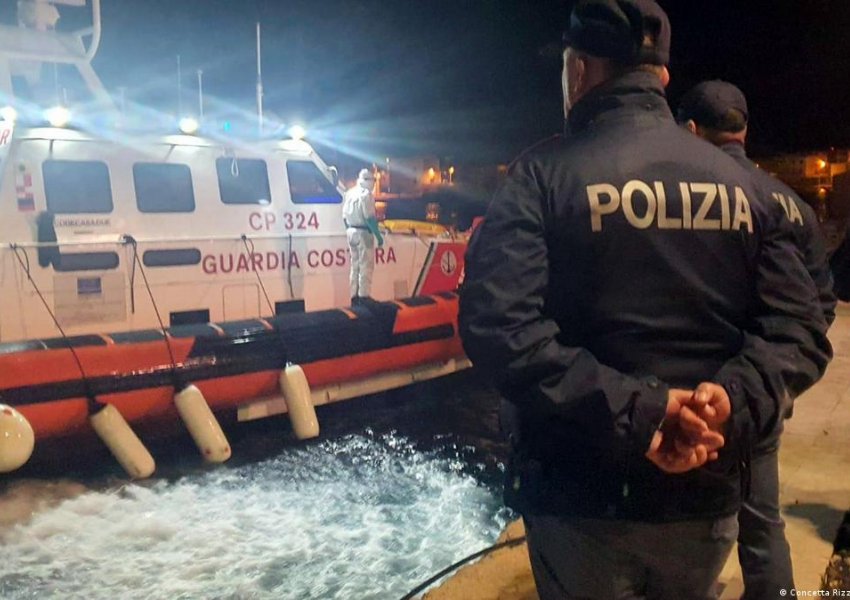 Mbi 2000 emigrantë arrijnë me varka në Lampeduza
