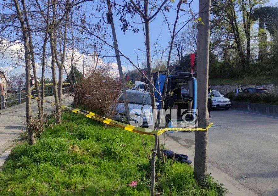 FOTO/ Përmbysja e autobusit te rruga e Elbasani, reagon policia