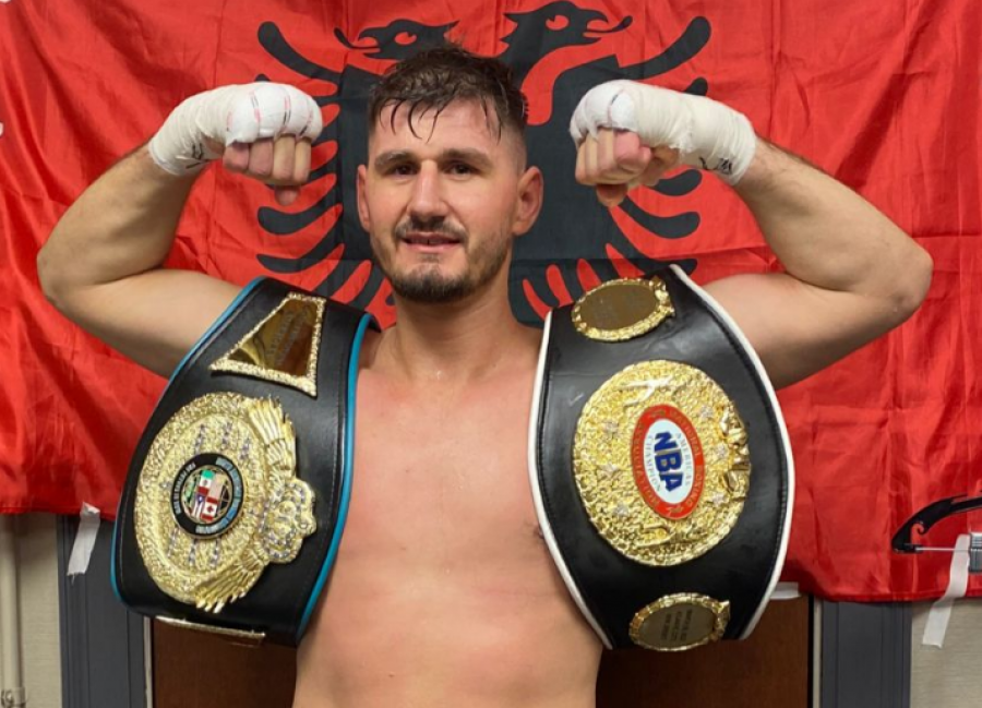 Kristian Prenga lartëson flamurin shqiptar, ‘shkatërron’ boksierin amerikan dhe merr dy tituj