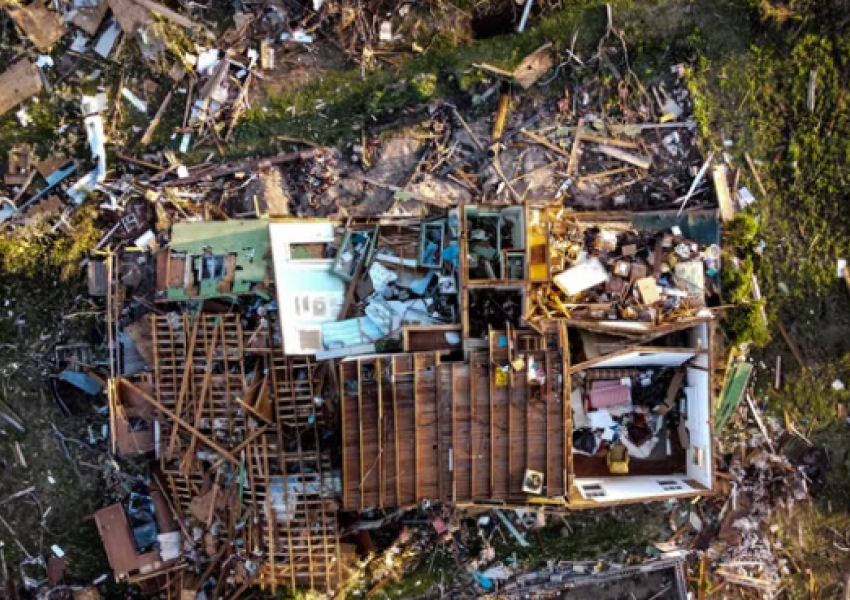 VIDEO/ Dalin pamjet, momenti kur tornadoja vdekjeprurëse shkatërron një shkollë në Misisipi