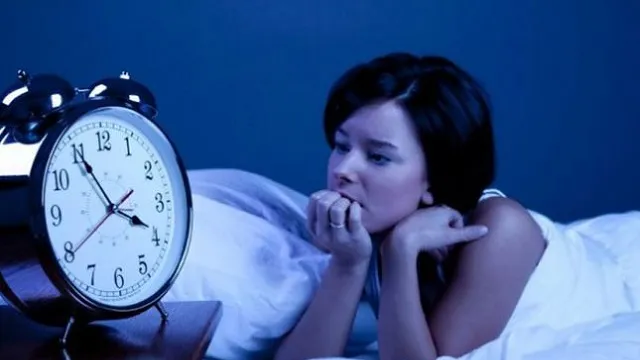 Kur flini më pak se 6 orë, ja çfarë ndodh në trupin tuaj
