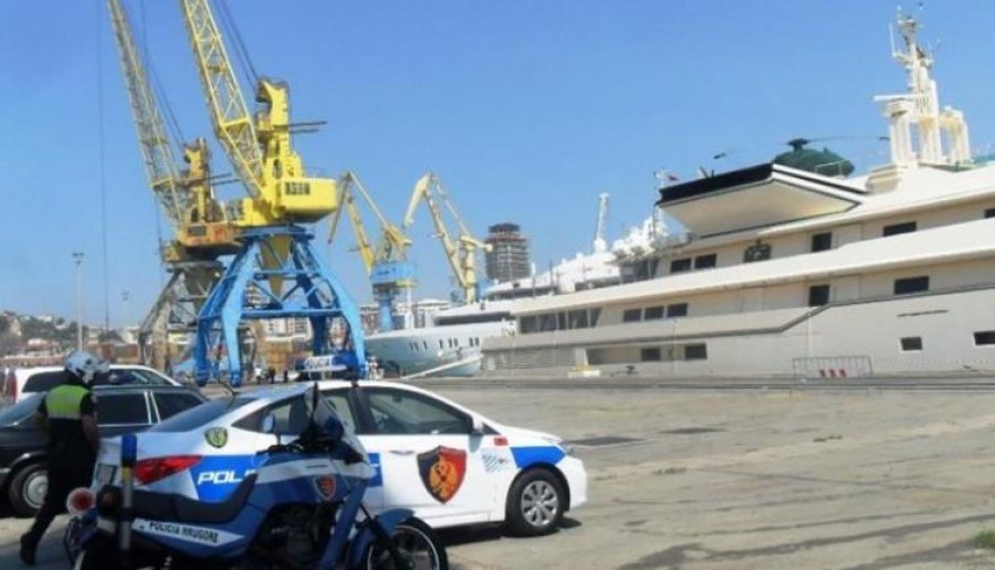 EMRI/ Arrestohet inspektori në Portin e Durrësit, lejonte hyrje-dalje të qytetarëve që kishin shkelur rregullat e Shengenit