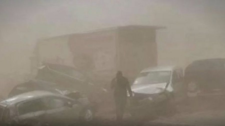 Kaos për shkak të stuhisë së rërës, aksident masiv në Serbi, përfshihen mbi 12 vetura