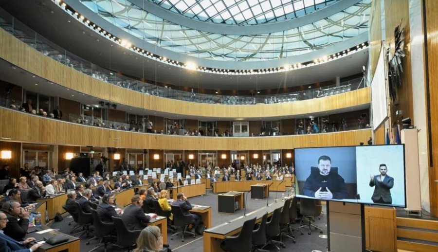 Austri/ Deputetët e të djathtës ekstreme lëshojnë sallën ku mbante fjalim Zelensky