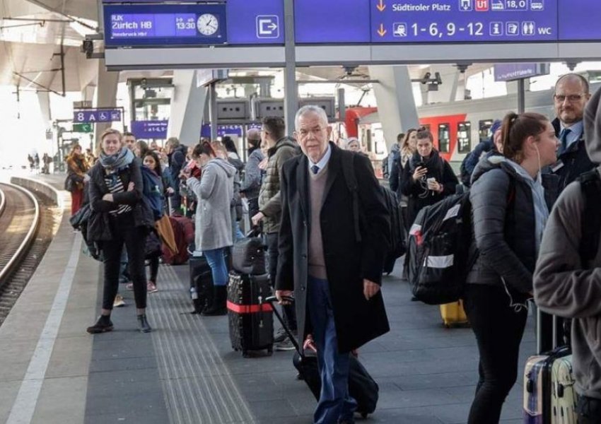 Pa truproja e pa eskort, presidenti i Austrisë niset me tren për takime në Itali