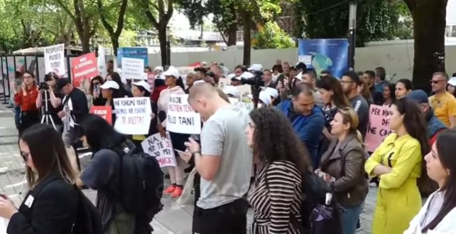 Sot dita e punëtorëve, dhjetëra qytetarë në Tiranë dalin në protestë