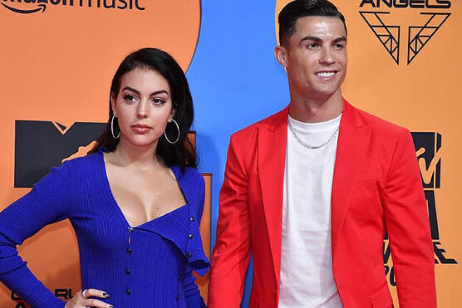 Cristiano Ronaldo dhe Georgina Rodriguez i japin fund thashethemeve për ndarje me një puthje