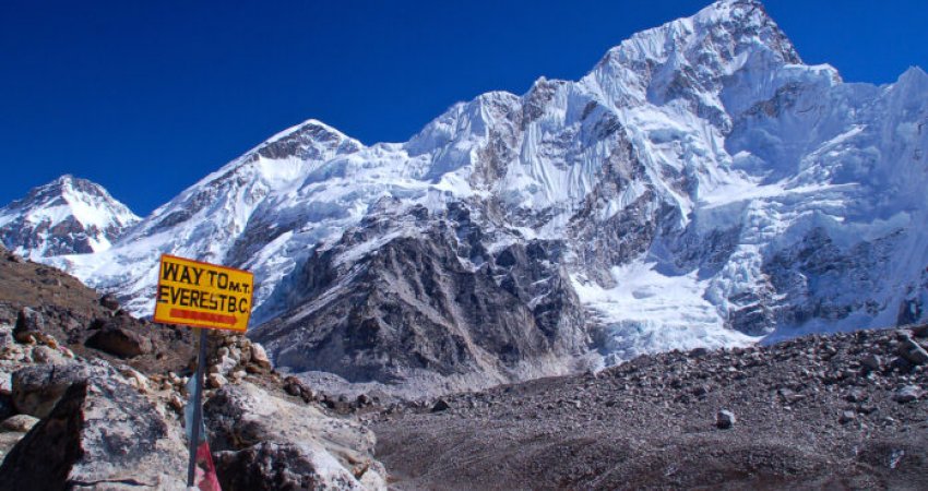 Alpinisti amerikan vdes gjatë ngjitjes në malin Everest