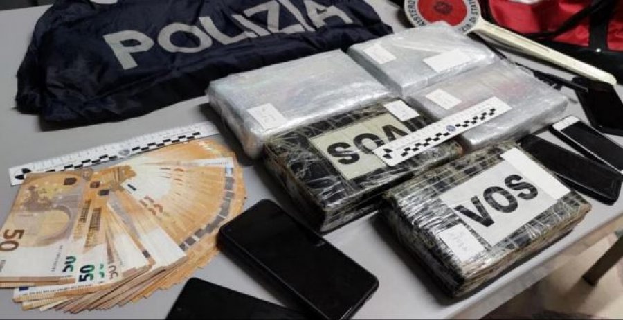 Kapet me 6 kg kokainë dhe 3000 euro cash duke drejtuar një kamion, prangoset shqiptari në Itali