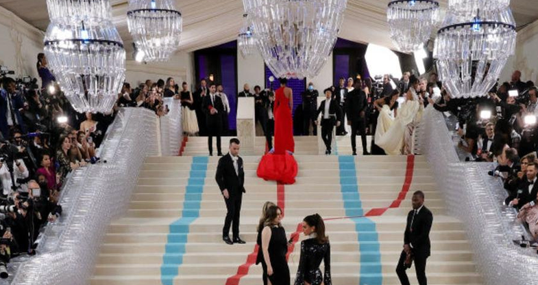 Një buburrec në tapetin e Met Gala bëhet viral në rrjet