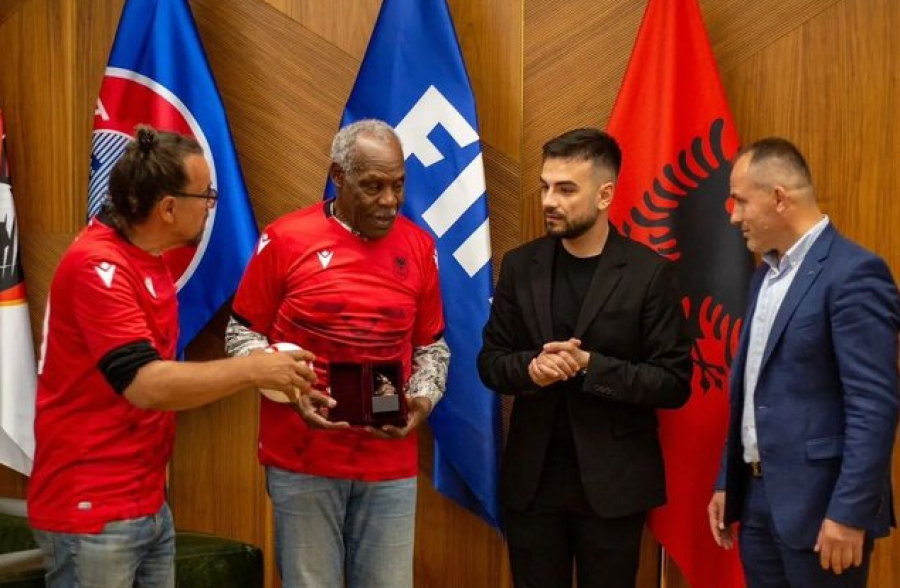 Një mik i veçantë në Shtëpinë e Futbollit, aktori i njohur amerikan viziton Shqipërinë