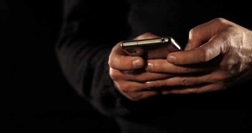 Gazetari kërcënohet derisa ishte në emision, e lajmëron rastin në polici