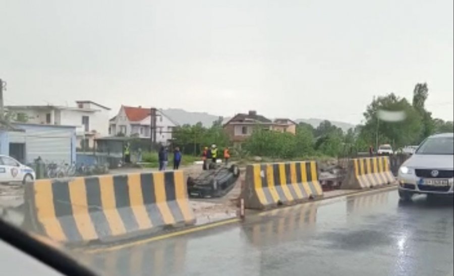 Aksident në Fushë-Krujë, makina kthehet përmbys