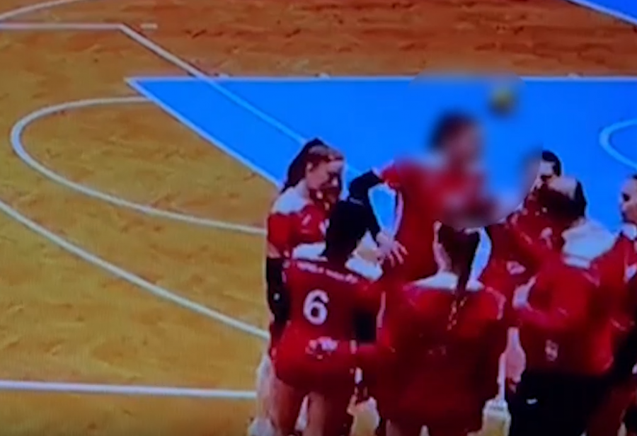 VIDEO/ Skandal në volejboll U-18, trajneri godet me shuplakë lojtaren