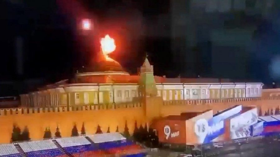Zelensky viziton Hagën ndërkohë shpërthime të reja tronditin Kievin