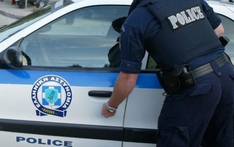 Shqiptari vjedh makinën e përplaset me portën e burgut, rreh edhe policët